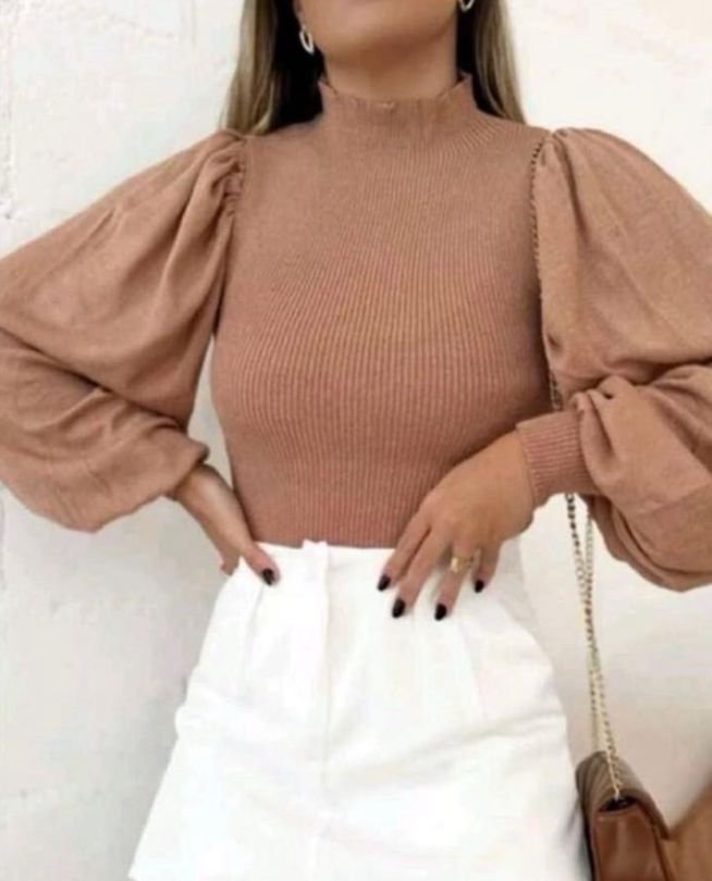 Blusa de Tricô Nude com Mangas Bufantes e Gola Alta
